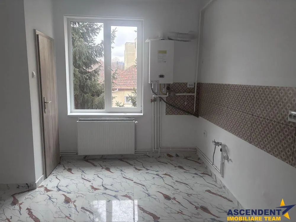 Proprietate pe + 2 camere,regim vila,arie decomandata,renovat,Central,Brasov - foto 7