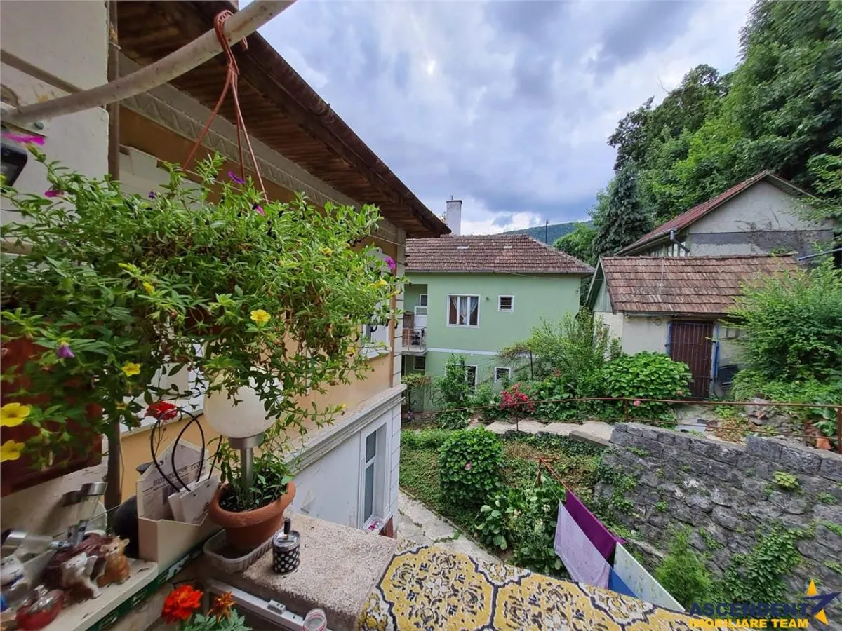 Imobil in zona ultracentrala, cu garaj propriu, anexa si view panoramic - foto 14