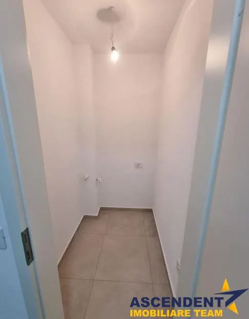 Spatiu comercial, acces propriu,Tractorul Coresi, Kasper - foto 3