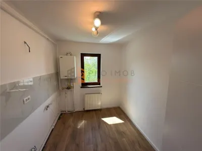 Apartament 2 camere cf 1 semidecomandat zona Crang - foto 6
