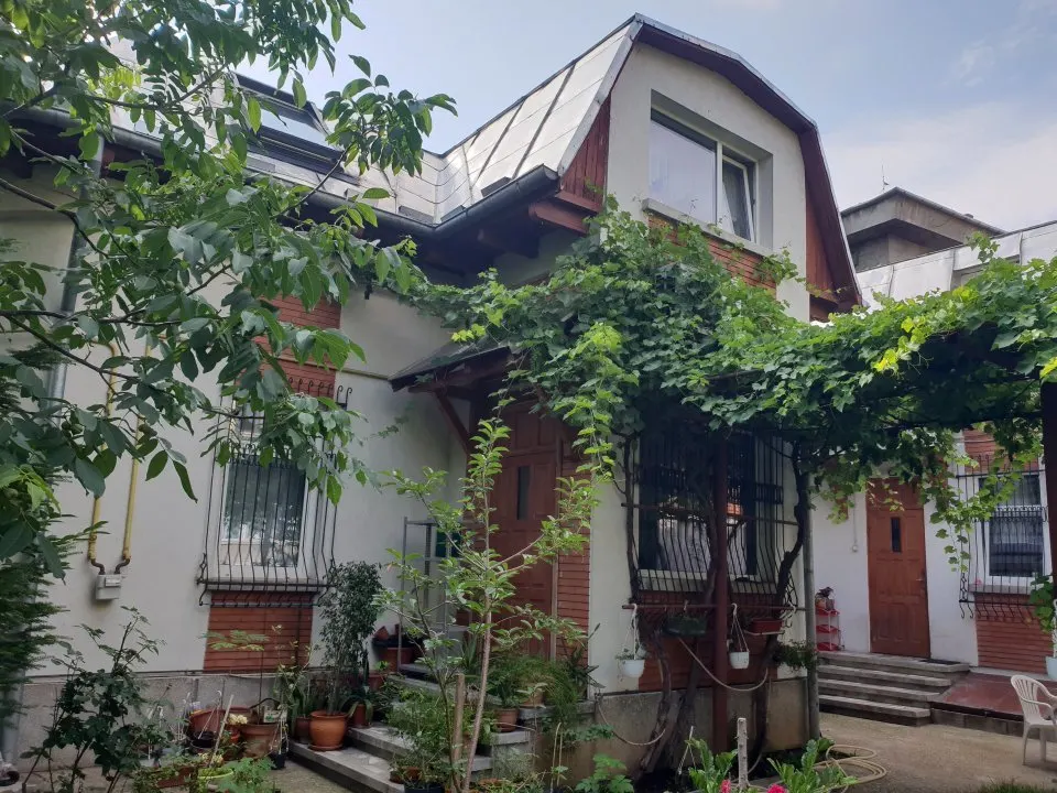 Casa Calea Calarasilor - Hala Traian | renovata si consolidata 2001 | curte comuna - foto 1