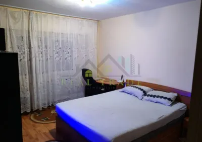 Apartament 3 camere decomandat etaj intermediar intrare Racadau - foto 1