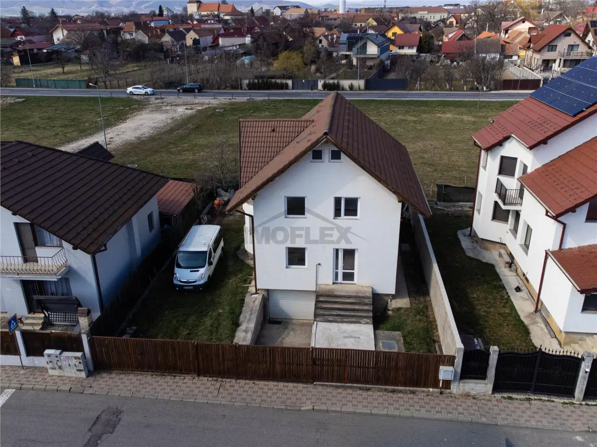 Casa spatioasa cu Etaj si Curte In zona Premiun Ghimbav - foto 1