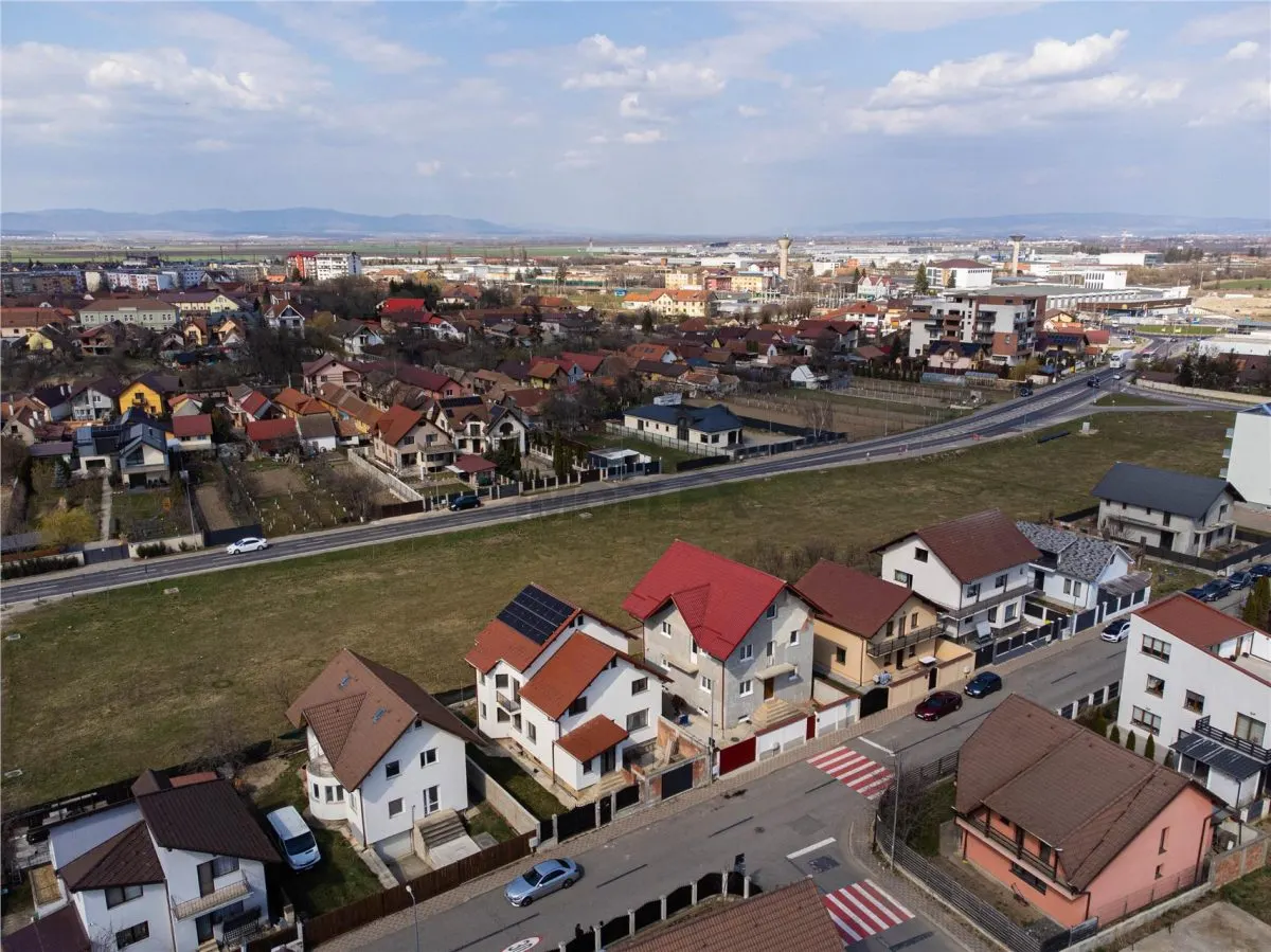 Casa spatioasa cu Etaj si Curte In zona Premiun Ghimbav - foto 2