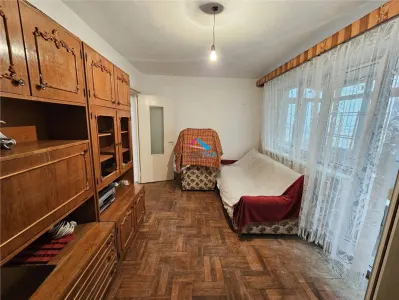 Zona Narcisa (Kaufland), 2 decomandate, de renovat - Bacau