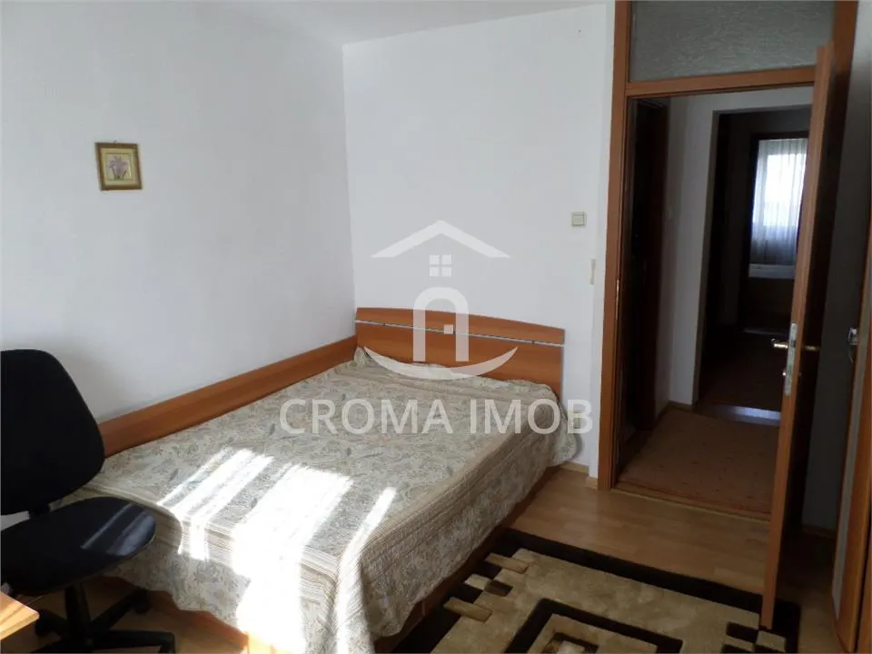 De inchiriat apartament 3 camere Ploiesti, zona Central - foto 11