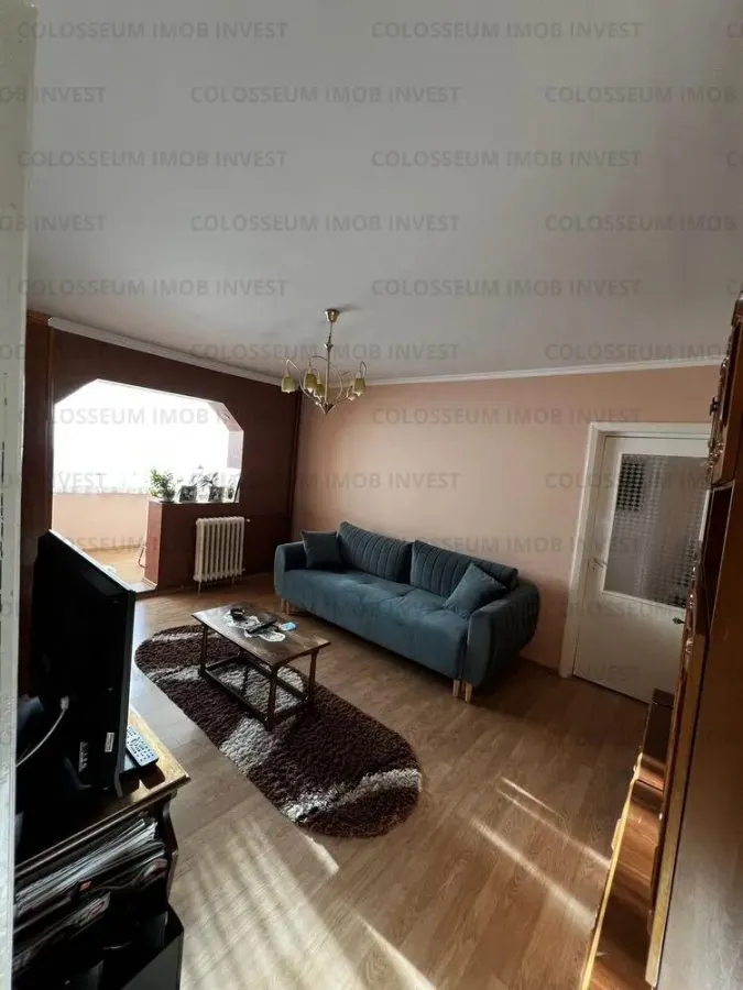 Apartament cu 3 camere,2 bai, semidecomandat-Cartierul Florilor - foto 1