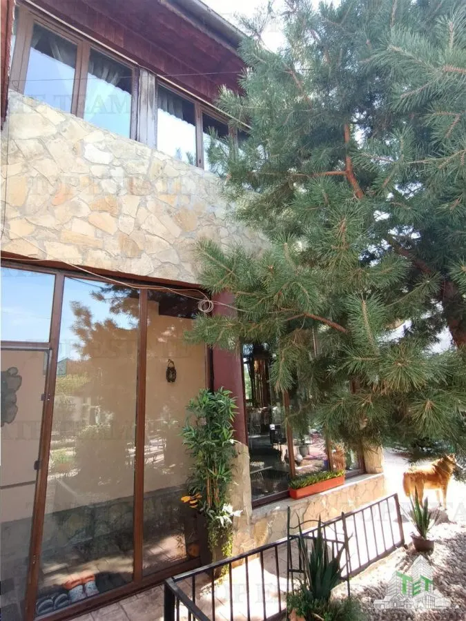 Super afacere, vila cu aspect de conac cu spatii moderne dar si clasice antichizate, orientale sau art-deco avand o curte superba ! - foto 1