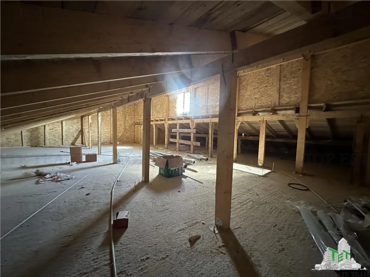 Vila cocheta cu 3 camere, dormitor matrimonall,  incalzire in pardoseala, terasa superba, si pod spatios, Calea Bucuresti , 15 minute de  metrou Pacii - foto 21