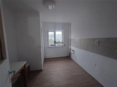 Apartament 3 camere ultracentral - Brad