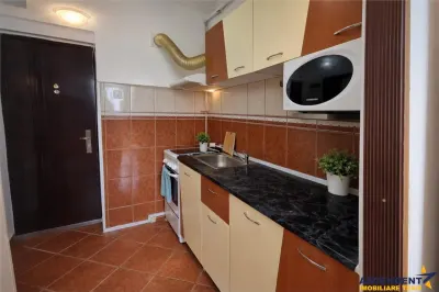 Garsoniera luminoasa cu bucatarie utilata si baie cu cada - foto 5