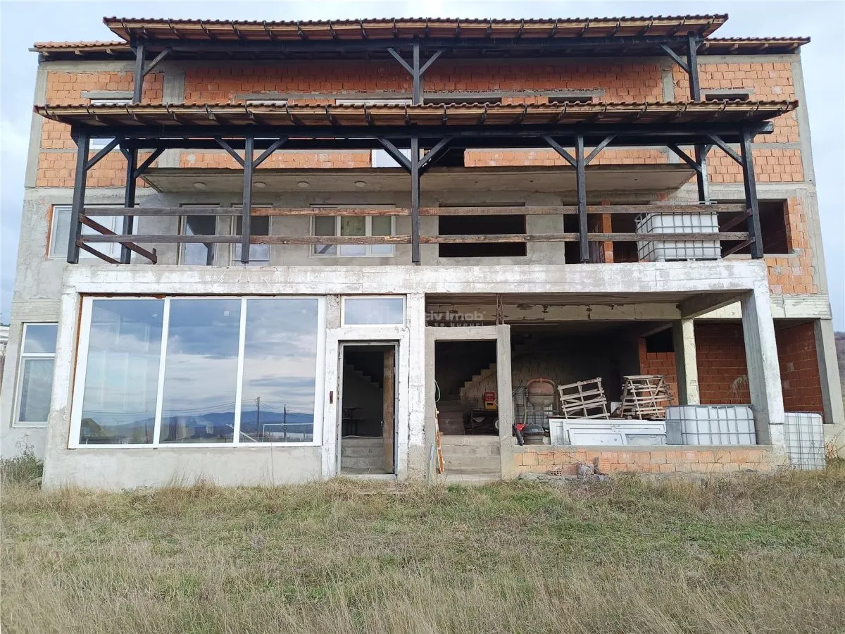 DUPLEX P+1+M CU TERASE | TEREN TOTAL 2.306 MP in MOLDOVA NOUA - foto 2