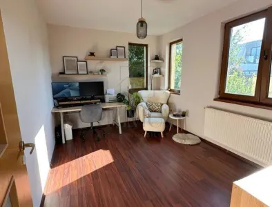 BUZIASULUI, CASA INDIVIDUALA, 2 DORMITOARE + CAMERA BIROU, 2 BAI DECOMANDATA - foto 4