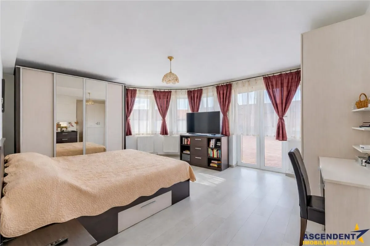 Vila solida Tractorul Coresi, spatii ample, teren 700 mp, garaj 4 masini - foto 5