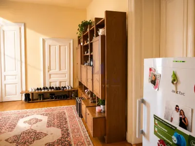 Casa solida plus gradina matura intr-o zona  linistita in centrul  Varias - foto 5