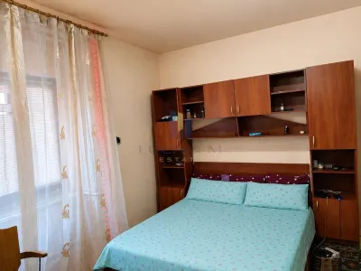 Casa solida plus gradina matura intr-o zona  linistita in centrul  Varias - foto 7