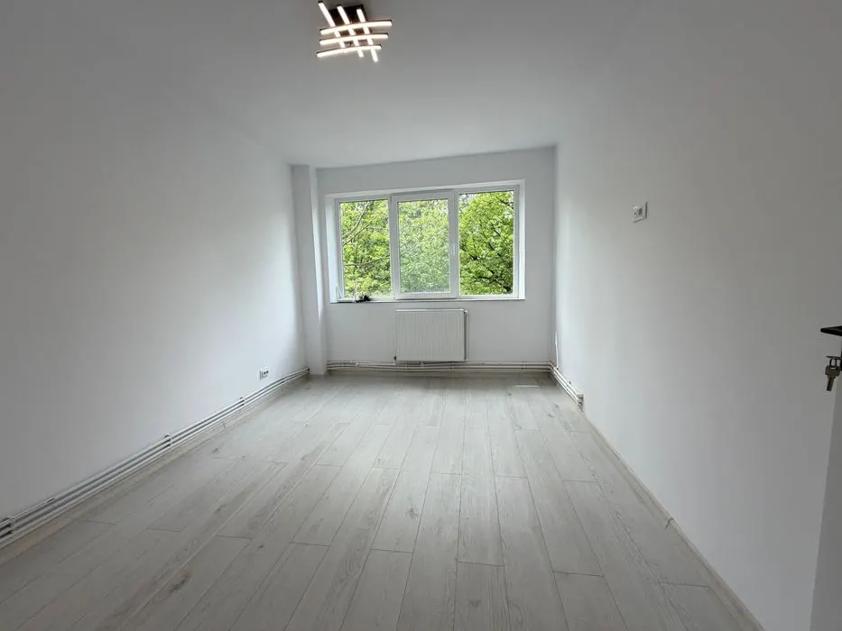 apartament 2 camere - Tatarasi,  Renovat, Geam la baie - foto 2