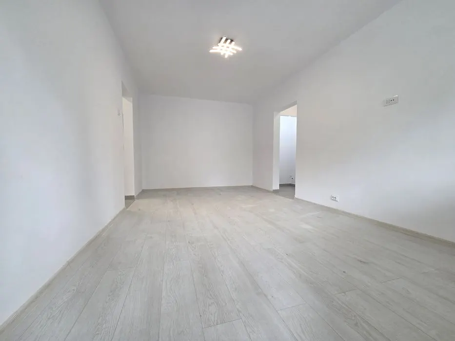 apartament 2 camere - Tatarasi,  Renovat, Geam la baie - foto 3