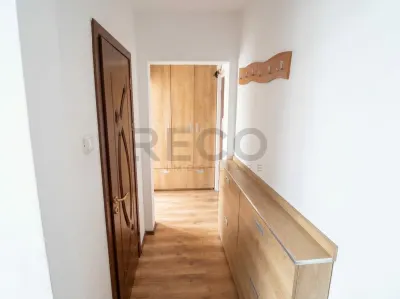 RECO Apartament cu 3 camere etaj 2 zona Velenta - foto 2