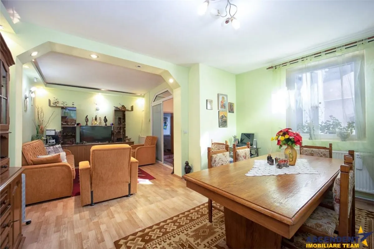 Pe incantare florala, casa cu 5 camere, curte individuala, Central, Brasov - foto 2