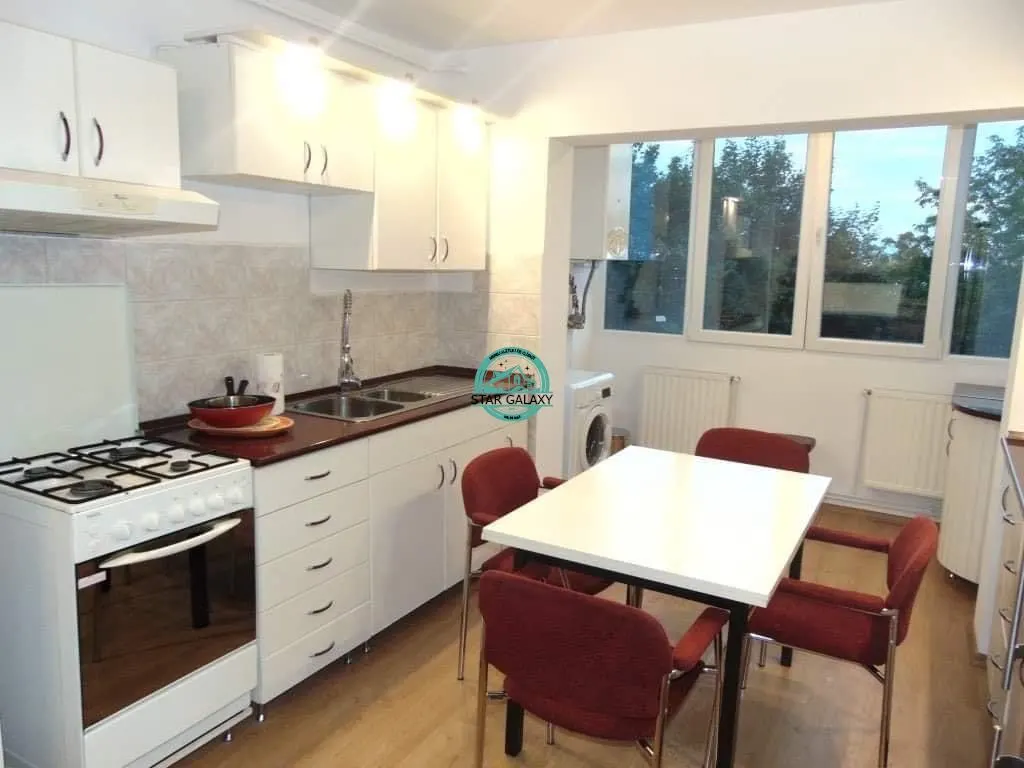 Inchiriez apartament cu 3 camere, decomandat in Cornisa, et, 2,la 5 min de UMF - foto 1