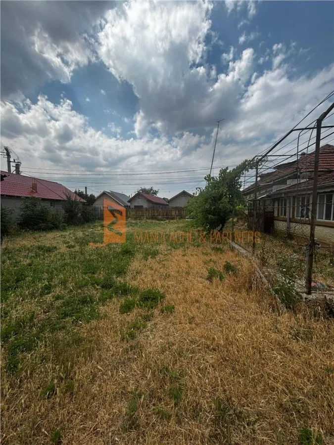 Teren intravilan+casa demolabila zona Potoceni - foto 1