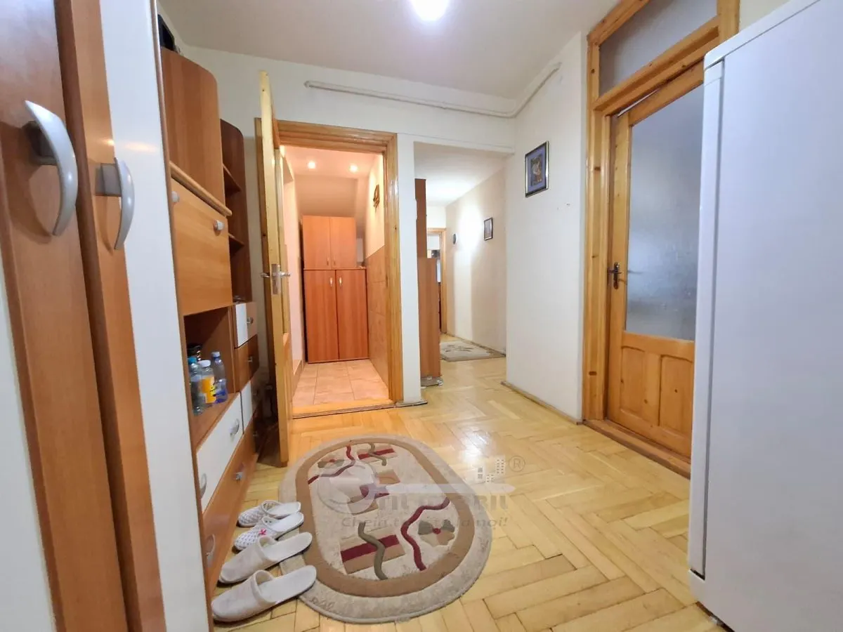 Liber, apartament 3 camere, Nicolina 2, baie cu geam, 60 mp utili - foto 1