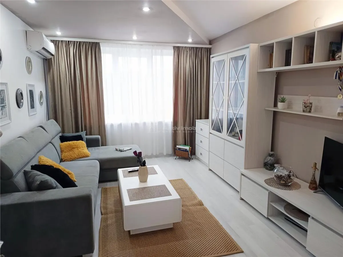 Apartament 3 cam. zona centrala in Moldova Noua - foto 2