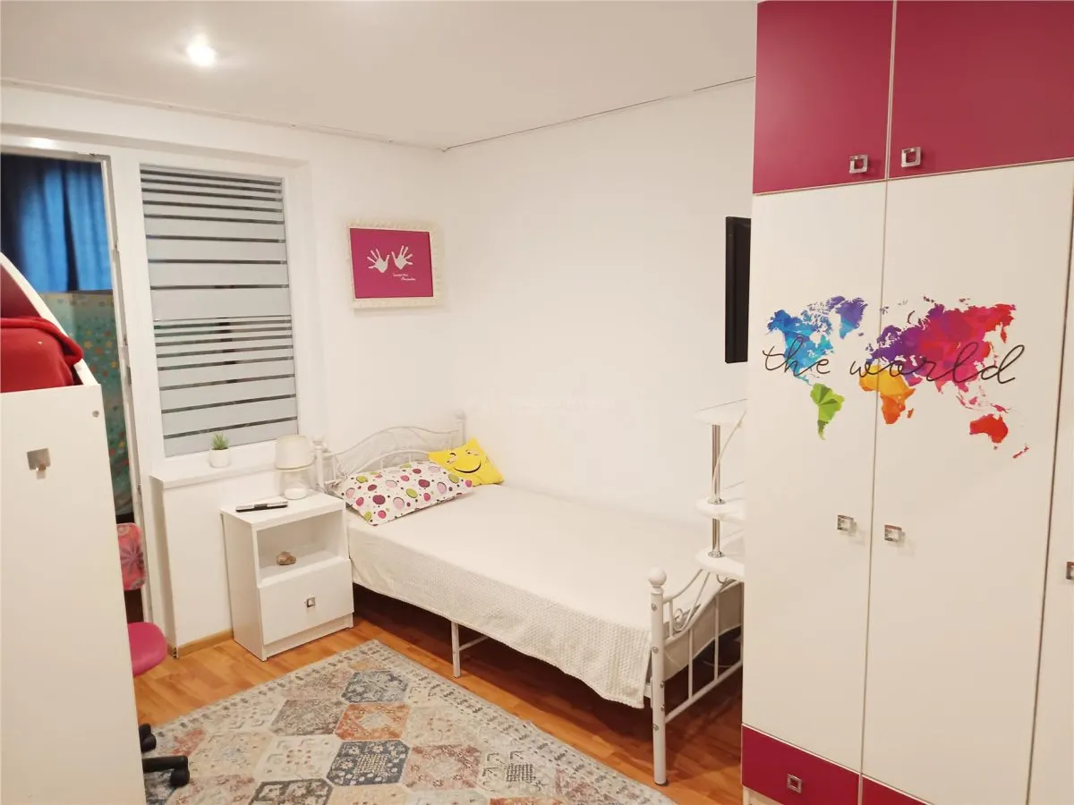 Apartament 3 cam. zona centrala in Moldova Noua - foto 9