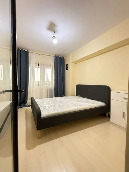 Inchiriez apartament 3 camere semidecomandat capat cug - foto 1