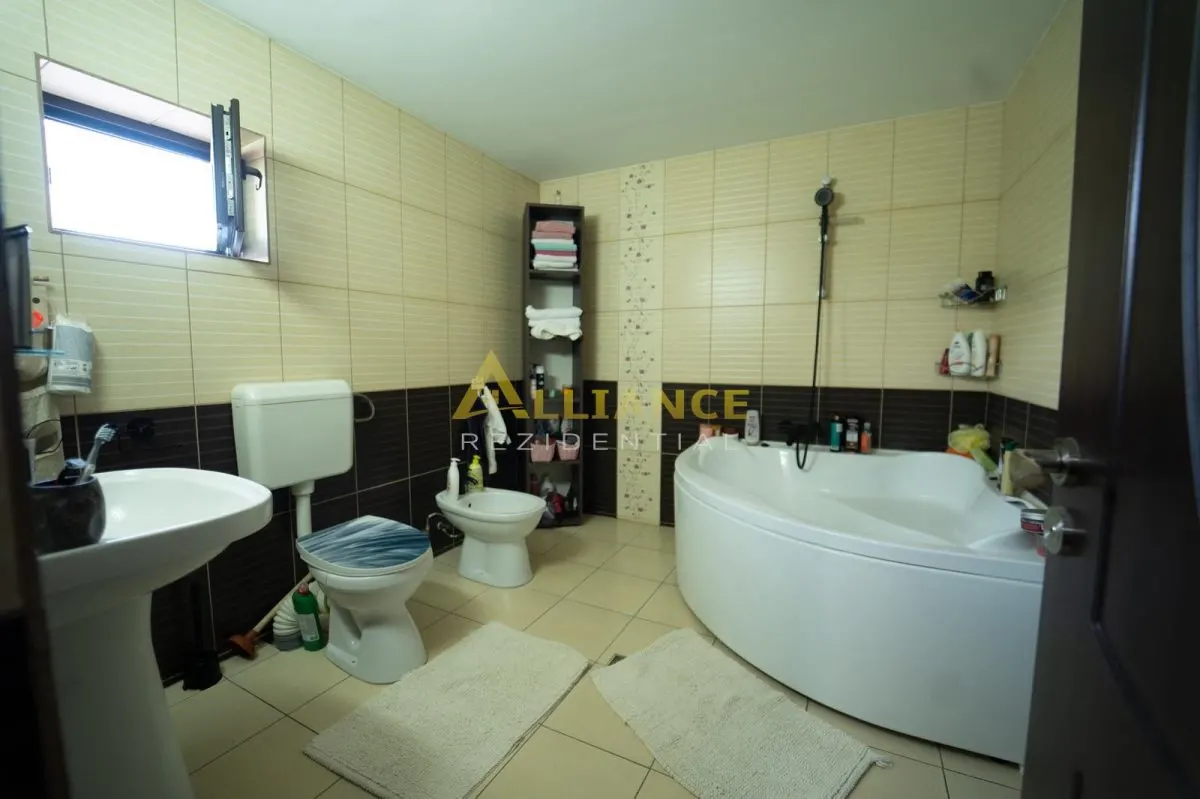 Vila individuala de vanzare piscina sistem fotovoltaic 4 camere proprietate premium - foto 16