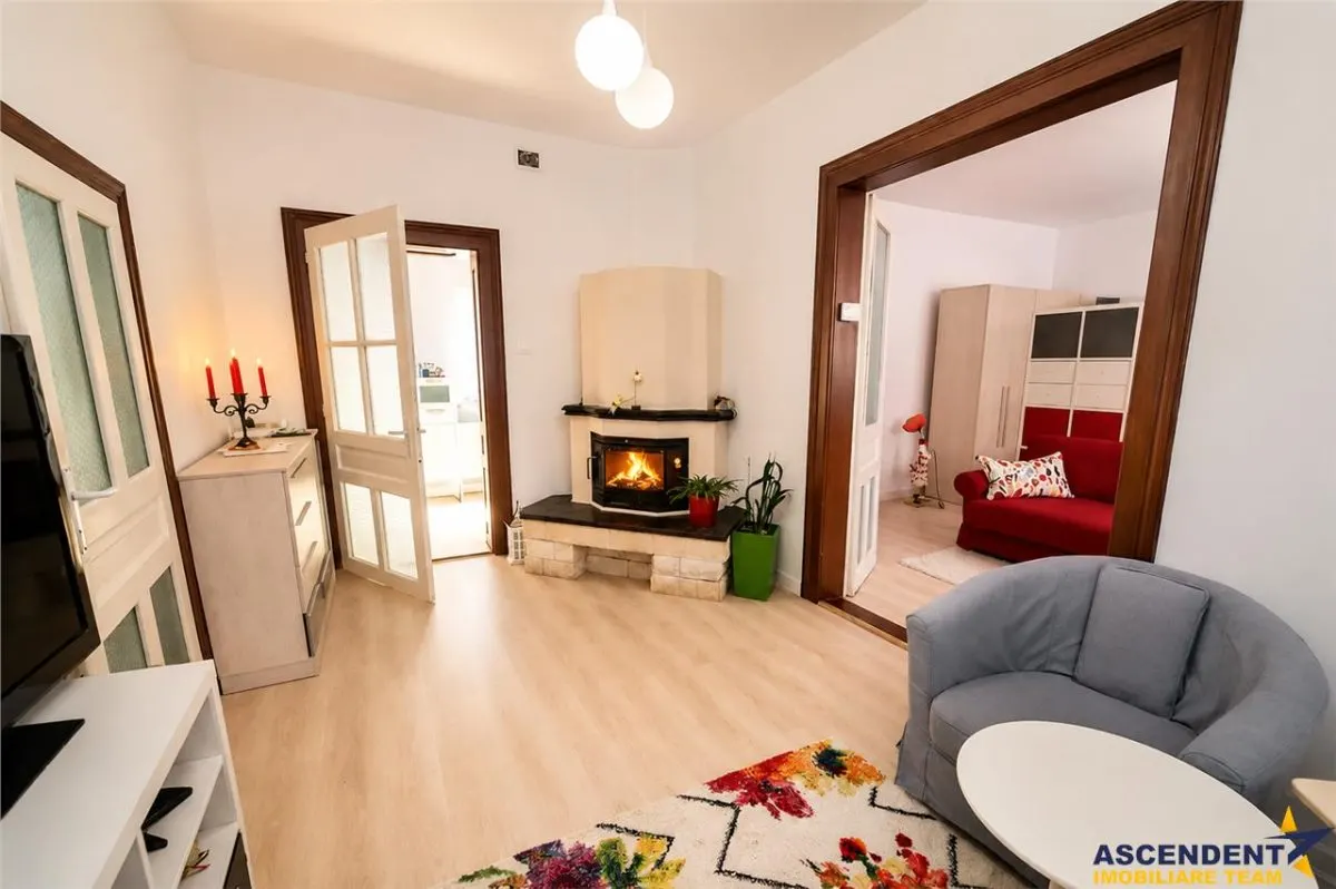 Casa situata central, cu un echilibru remarcabil intre traditie si design contemporan â€“ Brasov - foto 1