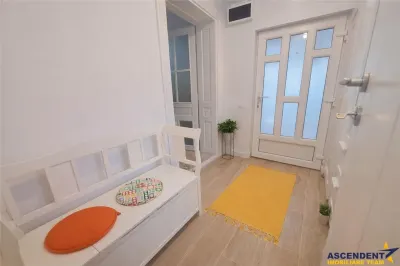 Casa situata central, cu un echilibru remarcabil intre traditie si design contemporan â€“ Brasov - foto 2