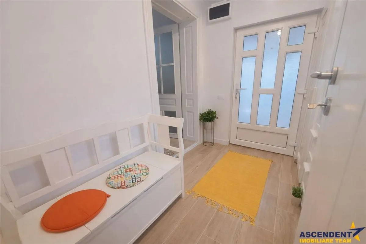 Casa situata central, cu un echilibru remarcabil intre traditie si design contemporan â€“ Brasov - foto 2