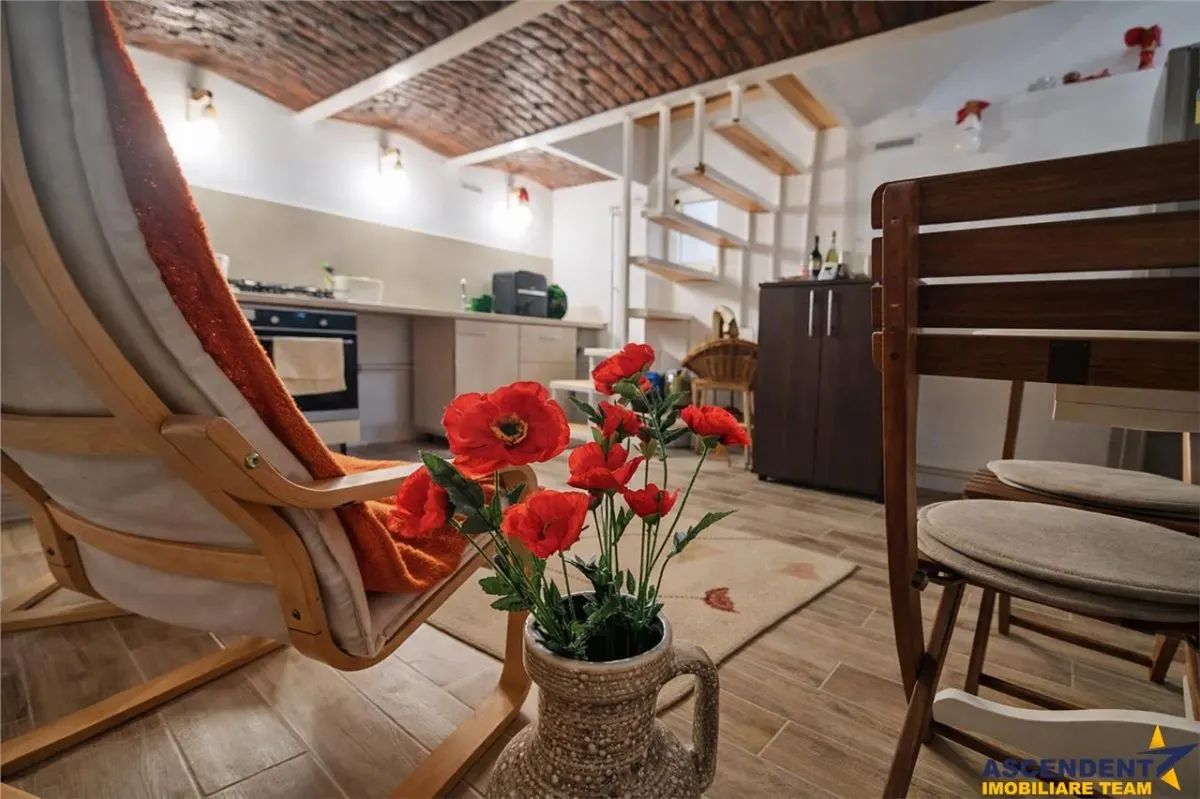 Casa situata central, cu un echilibru remarcabil intre traditie si design contemporan â€“ Brasov - foto 3