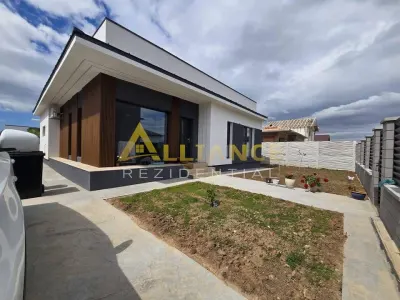 Casa parter- 4 camere- 2 bai- beci- 800m de autobuz, scoala, gradinita - Berceni