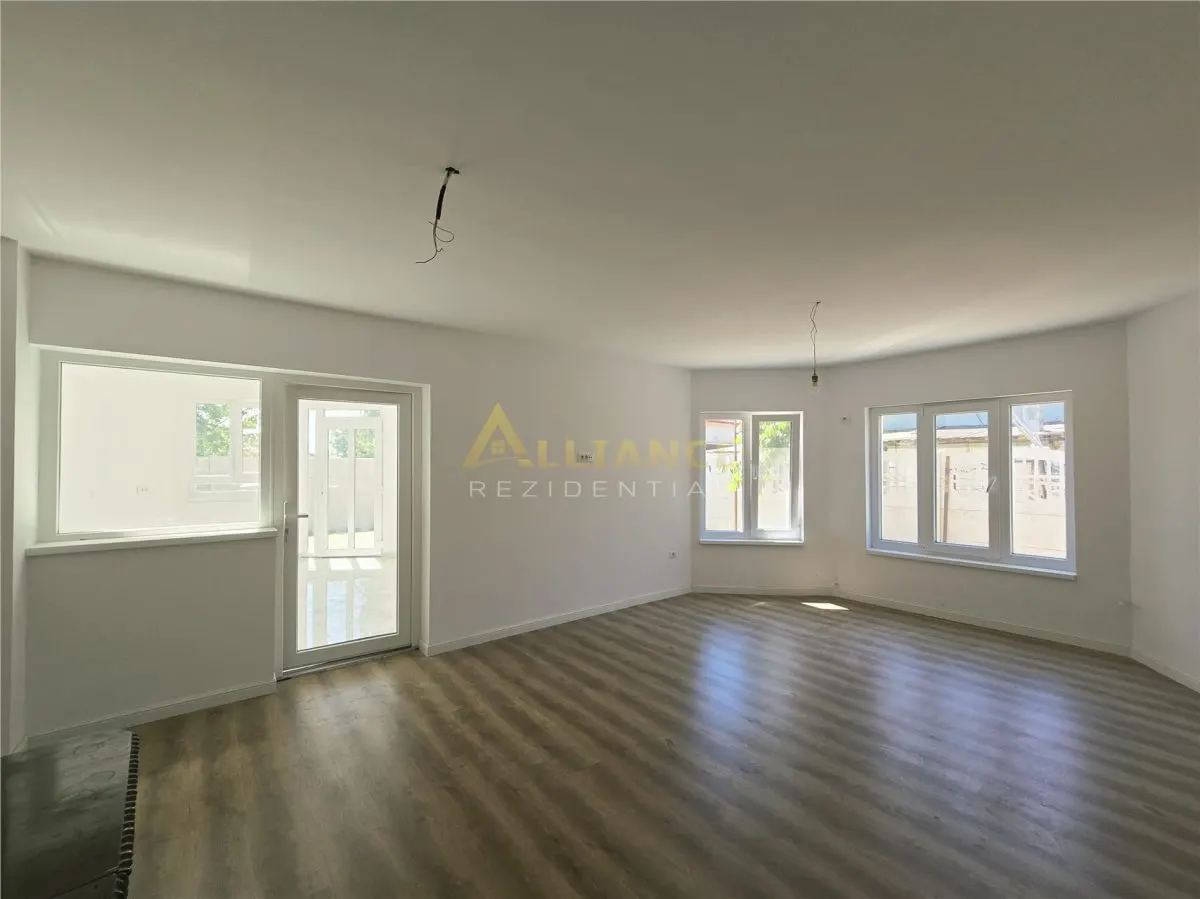 Casa individuala- 6 camere - 4 bai- 3 dressinguri-100m de autobuz - foto 4