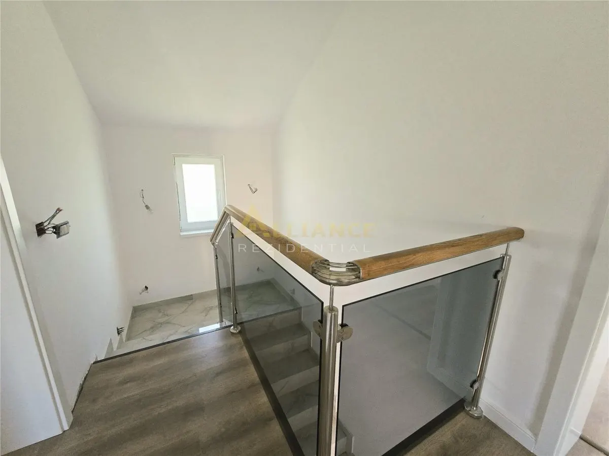 Casa individuala- 6 camere - 4 bai- 3 dressinguri-100m de autobuz - foto 9
