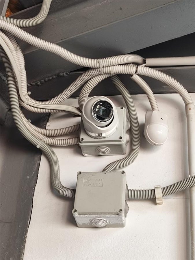 Hala 1600 mp,curte betonata 1300 mp, cu contract chirias 9500 e - foto 3