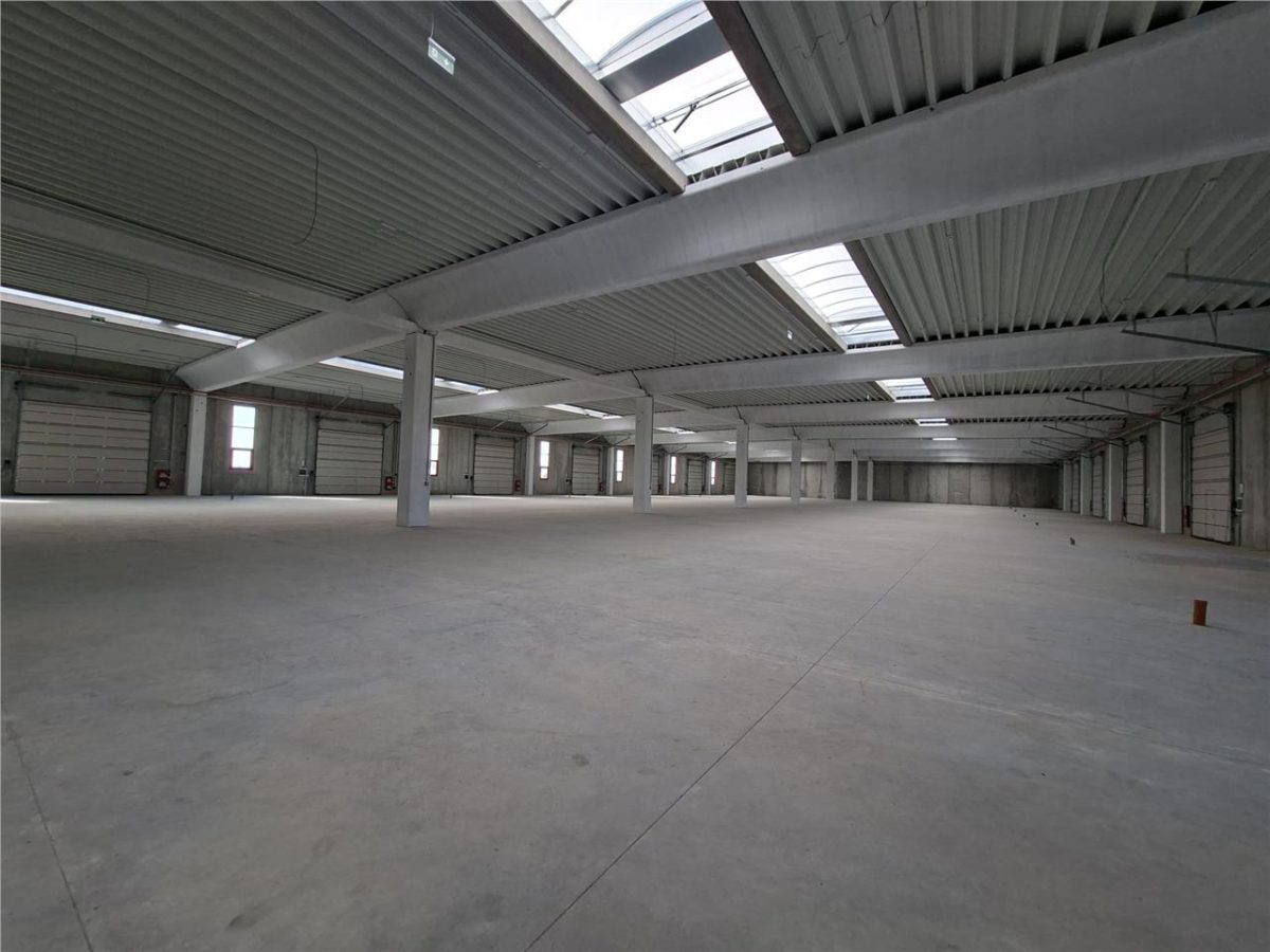 Hala din beton, 2400 mp, cu 8 porti acces, unica in jud. IF. - foto 10