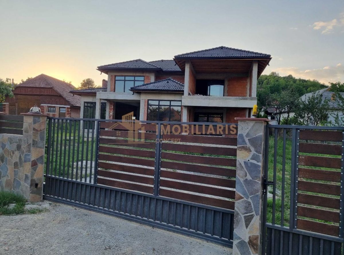 Casa la rosu cu 1980 mp teren, Gardani - 